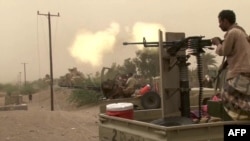 Les forces pro-gouvernementales yéménites au sud de l'aéroport de Hodeida, dans la province de Hodeida au Yémen, le 15 juin 2018. AFPTV
