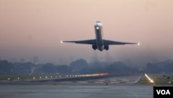 Boeing compite con Airbus en la feria de la aviación en París, tratando de conquistar a las líneas áereas con sus nuevos desarrollos.