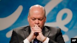 CEO Ford Motor Company Jim Hackett mendengarkan pertanyaan dalam sebuah acara di Dearborn, Michigan, 22 Mei 2017. (Foto:Dok)