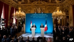 Los presidentes de Francia, Francois Hollande, derecha, y de Irak, Fouad Massoum, inauguran la conferencia internacional sobre el EIIL en París.