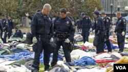 El jefe de policía de Oakland, Howard Jordania, dijo que iniciará una investigación para valorar si su departamento utilizó fuerza excesiva en el desalojo.