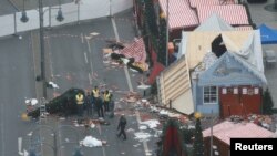 Des policiers allemand enquête sur le lieu de l'attentat à Berlin, Allemagne, le 20 décembre 2016.