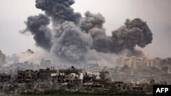 Ova slika snimljena sa izraelske granice sa pojasom Gaze 29. oktobra 2023. prikazuje crni dim koji se diže iz pojasa Gaze usred tekućih bitaka između Izraela i palestinske grupe Hamas.