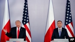 Presiden AS Donald Trump memberikan keterangan dalam sebuah konferensi pers dengan Presiden Polandia Andrzej Duda di Royal Castle, Warsawa, 6 Juli 2017. (AP Photo / Evan Vucci)