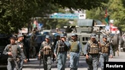 La police afghanne arrive sur le lieu d'une attaque à Kaboul, le 9 mai 2018 