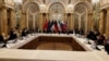 Wakil Sekretaris Jenderal European External Action Service (EEAS) Enrique Mora dan kepala perunding nuklir Iran Ali Bagheri Kani dengan delegasi menunggu dimulainya pertemuan Komisi Gabungan JCPOA di Wina, Austria, 9 Desember 2021. (Foto: Reuters)