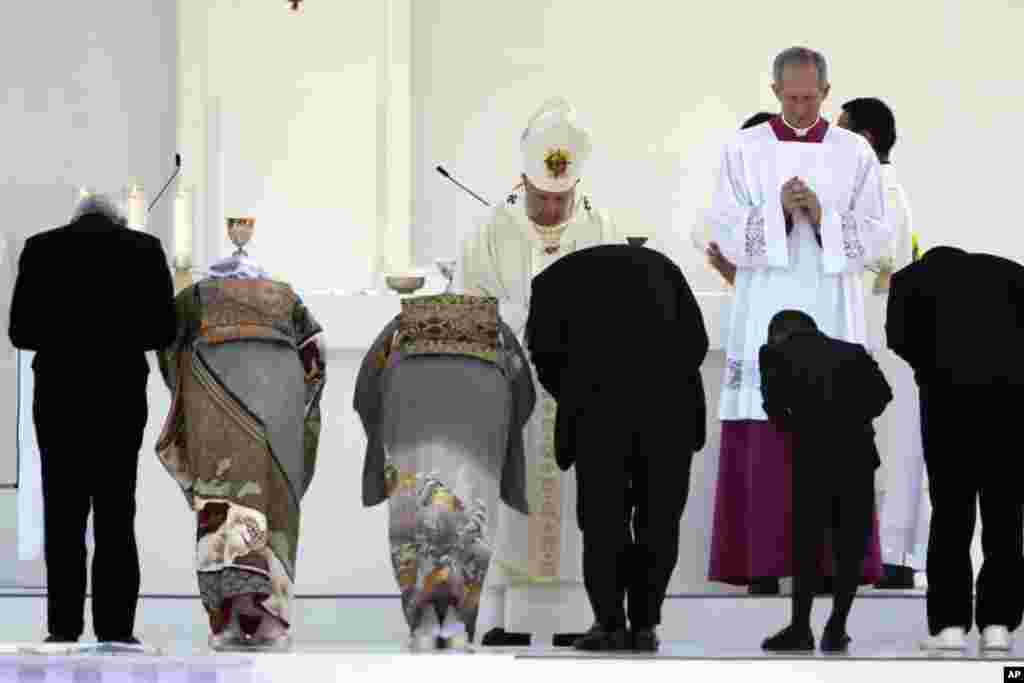 El Papa Francisco celebra una misa en el estadio de béisbol de la prefectura de Nagasaki, el domingo 24 de noviembre de 2019, en Nagasaki, Japón. (Foto AP / Kiichiro Sato).