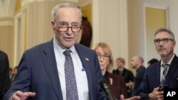 Pemimpin Mayoritas Senat AS Chuck Schumer berbicara kepada awak media di Gedung Capitol, Washington, pada 27 Februari 2024. (Foto: AP/Mariam Zuhaib)