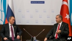 Le président russe Vladimir Poutine, à gauche, et son homologue truc Recep Tayyip Erdogan lors d'une rencontre pendant le G-20 à Antalya, Turquie, le 16 novembre 2015.