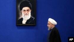 آیت الله خامنه‌ای تهدید کرده است که در صورت سرپیچی امریکا از تعهدات‌اش ایران به توافقنامۀ هسته‌ای آتش خواهد زد