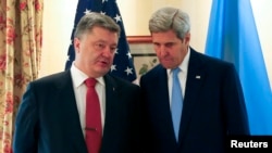Menlu AS, John Kerry (kanan) bertemu Presiden Ukrainia Petro Poroshenko di Munich, Jerman, 13 Februari 2016.