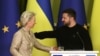 Presiden Komisi Eropa Ursula von der Leyen (kiri) dan Presiden Ukraina Volodymyr Zelenskyy memberi konferensi pers menyusul pembicaraan bilateral di Kyiv, di tengah invasi Rusia ke Ukraina, Sabtu, 4 November 2023. (Foto: Anatolii Stepanov /AFP)