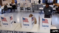 Para pemilih AS di negara bagian Virginia memberikan suara pada "Super Tuesday" di Falls Church, Virginia, Selasa (3 Maret 2020).