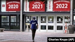 Weston Koenn, seorang mahasiswa pascasarjana dari Los Angeles, meninggalkan gedung persatuan mahasiswa Universitas Boston saat ia berjalan melalui kampus tanpa mahasiswa, Kamis, 23 Juli 2020, di Boston. (Foto: AP / Charles Krupa)