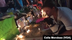 Des passants rendent hommage aux victimes d'Orlando après le massacre dans une boîte de nuit le 12 juin 2013 en Floride, États-Unis. 