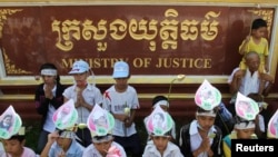 លោក​នាយករដ្ឋមន្ត្រី​​ហ៊ុន សែន​ធ្លាប់​បាន​លើក​ឡើង​ថា​ សេចក្តី​ព្រាងច្បាប់​ទាំង​បី​ធានា​ដល់​ឯករាជ្យ​ភាព​របស់​តុលាការ។​