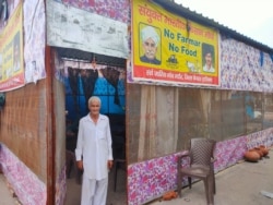 Many of the farmers have camped on the highway for over eight months. (Anjana Pasricha/VOA)