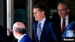 Michael Flynn, ancien conseiller américain à la sécurité nationale, quitte le tribunal de district américain, où il devrait plaider coupable pour avoir menti au FBI au sujet de ses contacts avec l'ambassadeur de Russie aux États-Unis, à Washington, le 1er décembre 2017.