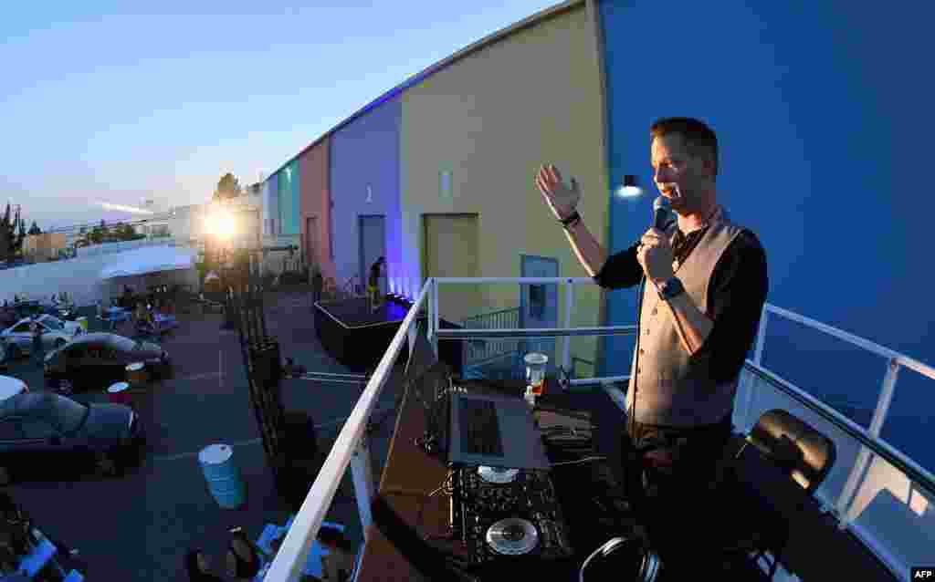 El compositor Jason Outlaw presenta un espectáculo de comedia al aire libre en Las Vegas para beneficio de los actores afectados económicamente por el cierre de los centros turísticos de Nevada a causa de la pandemia.