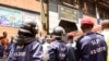 Des policiers se tiennent devant le centre correctionnel pour hommes après qu'une émeute a éclaté dans une prison au milieu de la propagation de la maladie à coronavirus (COVID-19) à Freetown, en Sierra Leone, le 29 avril 2020.