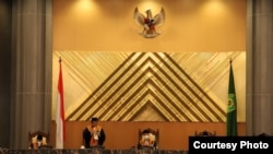 Dr. Syarifuddin (berdiri) dalam pemilihan Ketua MA yang digelar 6 April. (Courtesy: mahkamahagung.go.id)