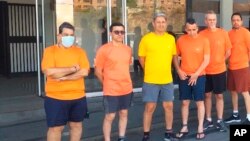 En esta imagen publicada en Twitte por Jorge Arreaza, canciller de Venezuela, se ven de izquierda a derecha: José Ángel Pereira, Gustavo Cárdenas, Jorge Toledo, José Luis Zambrano, Tomeu Vadell y Alirio José Zambrano, frente al Servicio Bolivariano de Inteligencia Nacional.