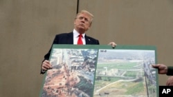 ARSIP - Presiden Donald Trump memegang gambar kawasan perbatasan seraya berbicara saat melakukan pemeriksaan terhadap purwarupa tembok perbatasan, Selasa, 13 Maret 2018, di San Diego (foto: AP Photo/Evan Vucci)