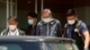 Oficiales de policía escoltan a Cheung Kim-hung, a la derecha, director ejecutivo de Next Digital Ltd, la empresa matriz del diario Apple Daily en Hong Kong, 17 de junio 2021.