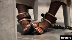 Seorang tahanan di Camp 6 kamp Guantanamo (foto: dok). Afghanistan menentang penahanan warganya di Guantanamo atau di fasilitas penahanan lainnya.