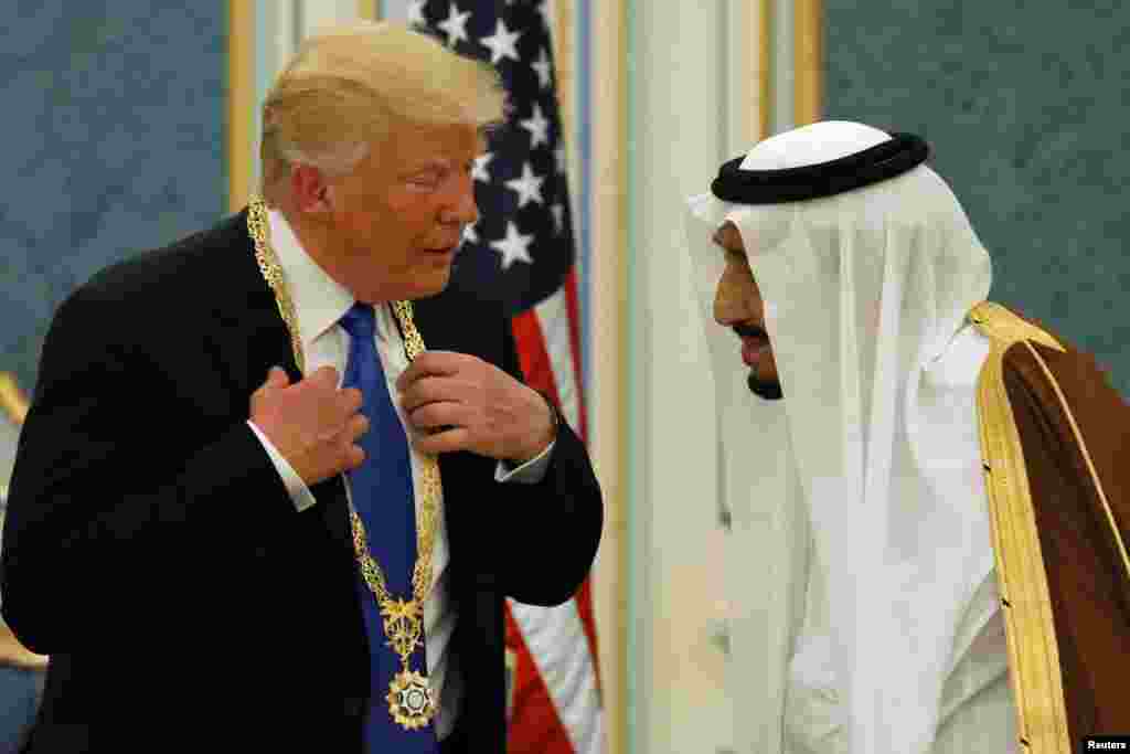 Le président américain Donald Trump avec la médaille Abdulaziz Al Saud au cou échange avec le roi saoudien Salman à la Cour royale de Riyad, Arabie saoudite, 20 mai 2017.