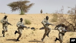 Dans cette photo d'archives du 18 mars 2004, des soldats maliens s'entrainent aux côtés des forces spéciales américaines près de Tombouctou, dans le cadre de l'Initiative pan-sahélienne américaine, le 15 août 2012.