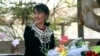 Aung San Suu Kyi menyapa para pendukung dari kendaraannya selama kampanye pemilihannya di kotapraja Bamaw, Negara Bagian Kachin, Myanmar, 24 Februari 2012. (Foto: AP)