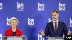 比利时王国首相亚历山大·德克罗(Alexander De Croo,右)与欧盟委员会主席乌尔苏拉·冯德莱恩(Ursula von der Leyen)2024年1月5日出席有关比利时接任欧盟轮值主席国的记者会。(法新社)