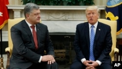 Donald Trump (direito) e Petro Poroshenko (esquerdo)