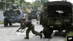 Government troopers continue their assault on Muslim rebels, Sept. 12, 2013, in Zamboanga city in the southern Philippines.