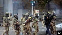 Agentes federales usan gases lacrimógenos y proyectiles de control de multitudes en Portland, Oregon el 20 de julio de 2020, mientras en en Chicago aumentó el crimen considerablemente en la última semana.
