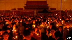 Puluhan ribu memperingati 25 tahun 'Tragedi Tiananmen' di Taman Victoria, Hong Kong Rabu (4/6).