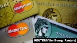 Les cartes de crédit utiliser pour faire des achats, à Washington, le 25 juin 2008.
