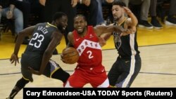Kawhi Leonard (2) contre 2 Golden State Warriors, Draymond Green, à gauche, et Klay Thompson, à droite, Oracle Arena, Oakland, Californie, le 13 juin 2019. (Cary Edmondson-USA TODAY Sports)