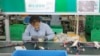 개성공단의 한 한국 기업 공장에서 북한 근로자가 작업 중이다. (자료사진)