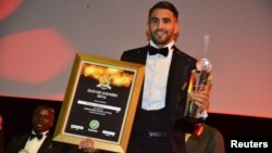 Riyad Mahrez, élu meilleur joueur de l'année par la CAF, pose avec sa récompense lors de la cérémonie organisée à Abuja, au Nigeria, le 5 janvier 2017.