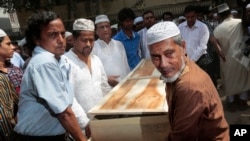 Pemakaman jenazah Xulhaz Mannan. Dhaka, Bangladesh. (AP Photo)