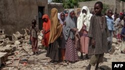 Des enfants sur les lieux d'un attentat à Maiduguri, au nord-est du Nigeria, le 17 juillet 2017.