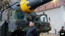 金正恩在朝鲜某地视察导弹试射设施 - 朝鲜官方2017年发布的无日期视频的截图