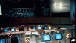 En esta foto del 20 de julio de 1969, distribuida por NASA, se ven los controladores de vuelo de la Misión Apolo 11 en Houston.