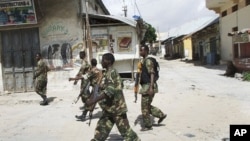 Des soldats gouvernementaux en patrouille au marché Bakara de Mogadiscio