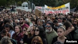  Atina'daki parlamento binasının önünde düzenlenen protesto gösterisine binlerce kişi katıldı.