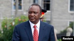 Presiden Kenya Uhuru Kenyatta sesaat sebelum membuka sidang ke-11 parlemen Kenya di Nairobi, 16 April 2013 (Foto: dok).