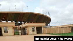Une entrée du stade omnisports de Yaoundé, l'un des sites retenus pour abriter la CAN 2019 au Cameroun, le 15 août 2017. (VOA/Emmanuel Jules Ntap)