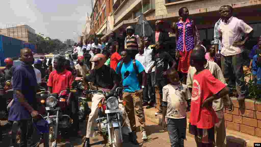 Les partisants Kizza Besigye protestent aprés son arrestation à Kampala, Ouganda, 15 février 2016.
